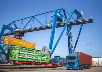 LKW von der Spedition Klumpp + Müller im Hafen Kehl